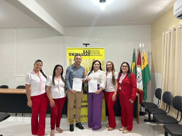 Leia mais sobre o artigo Colação de Grau do Curso de Licenciatura em Letras Português, alunos assinando a documentação do Pré-diploma. Parabéns aos Formandos!